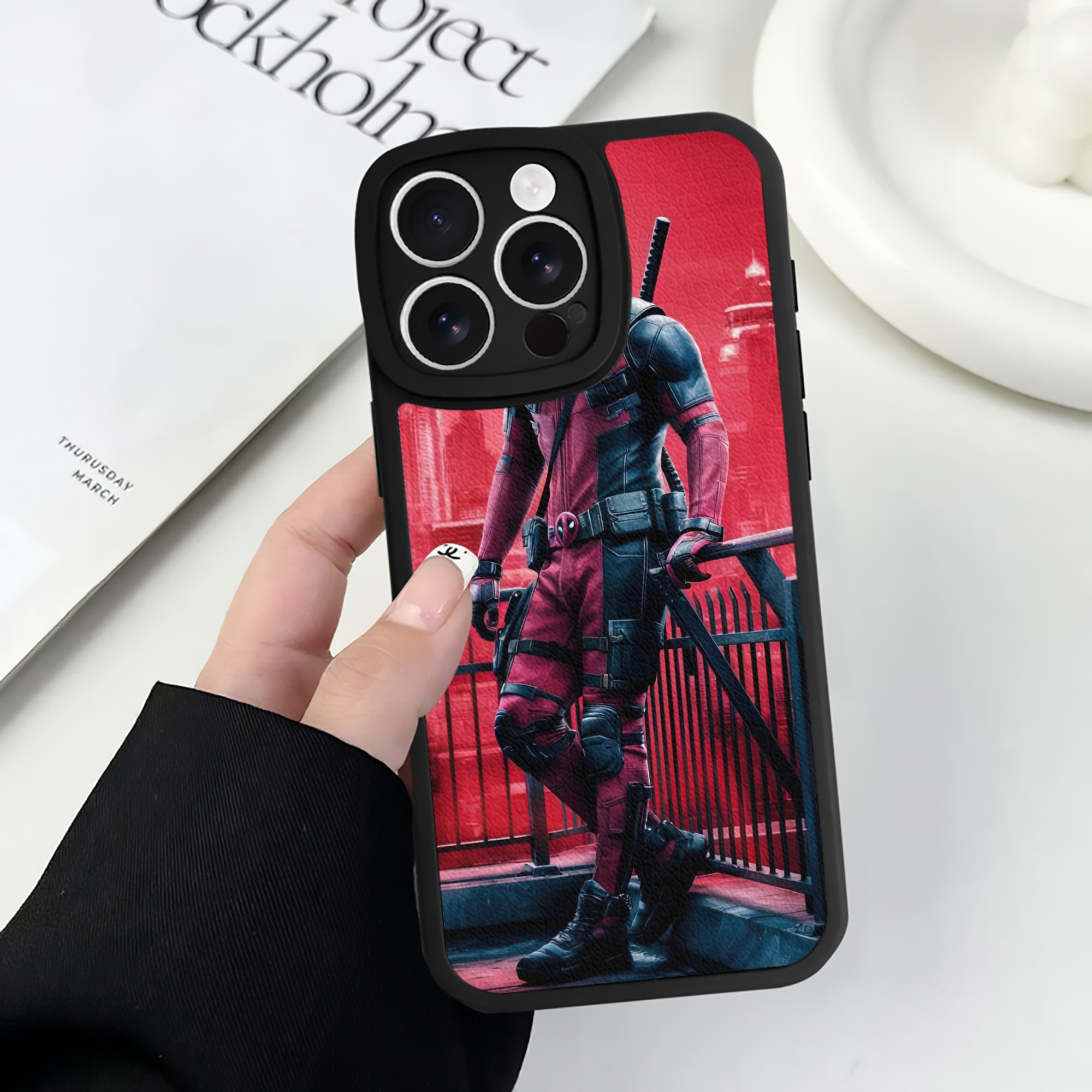 （画像用） Deadpool デッドプール 【iPhone 16シリーズ対応】シリコンスマホケース（レザー調） 材質：シリコン